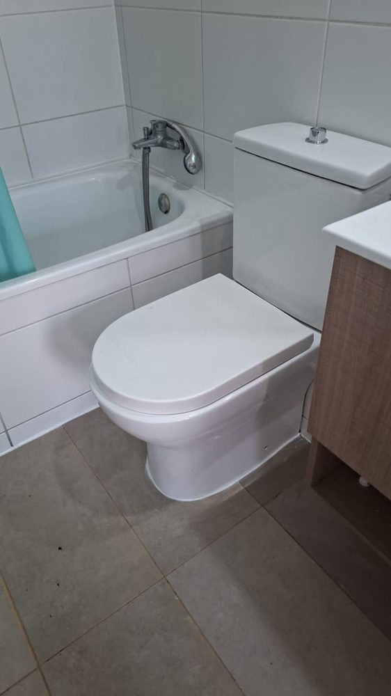 Baño terminado con el piso reparado y las baldosas repuestas